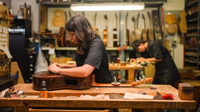 chica trabajando en un taller