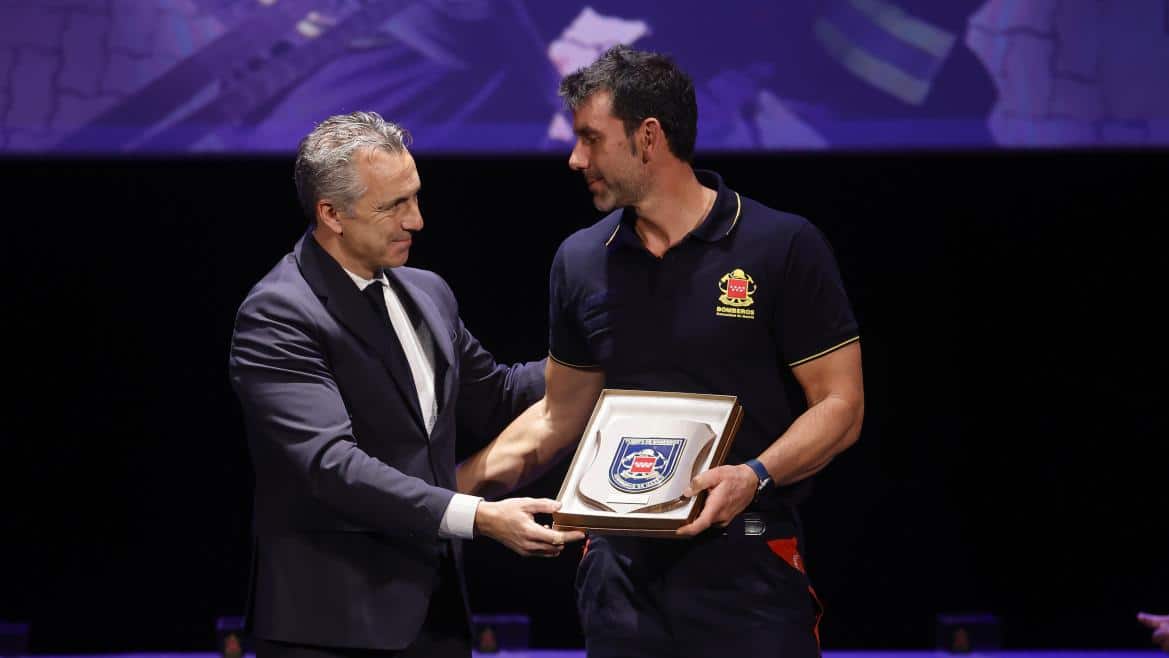 Homenaje a Cuatro Bomberos por su Ejemplar Servicio: Premios y Honores 2025 de la Comunidad de Madrid