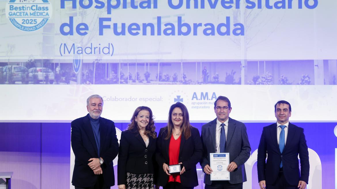 Personas reciben premio en acto institucional