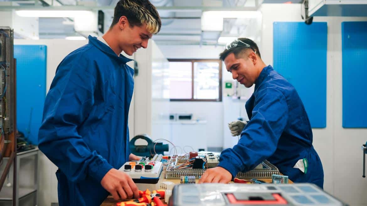 Impulso Laboral para Jóvenes: Madrid Destina 3 Millones en Ayudas para Menores de 30 Años sin Formación