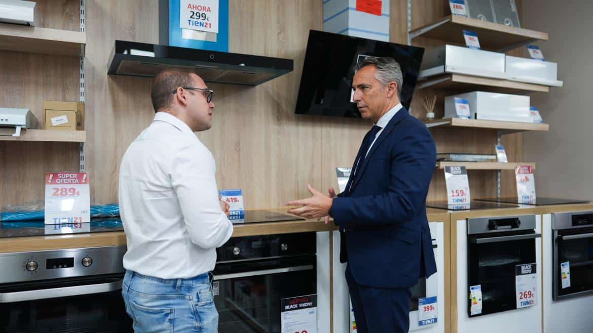 El consejero Carlos Novillo durante la presentación de las ayudas