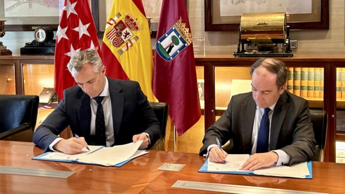 El consejero Carlos Novillo durante la firma del protocolo 