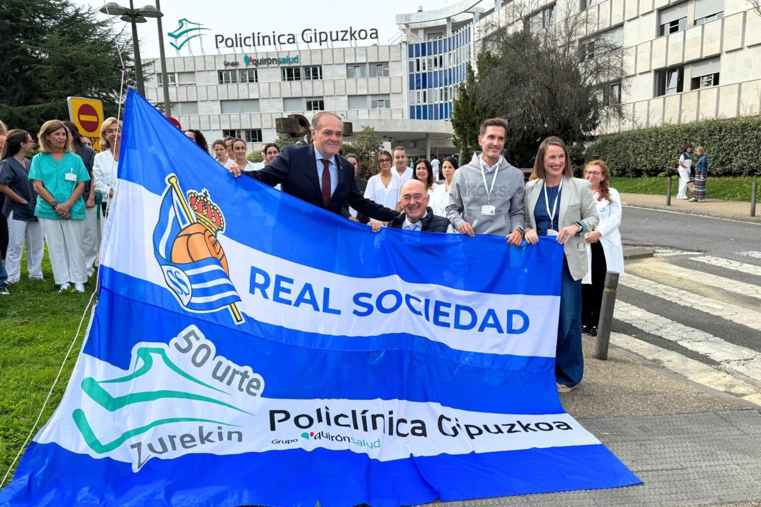 La Real Sociedad Celebra los 50 Años de Policlínica Gipuzkoa con un Emotivo Homenaje en Anoeta