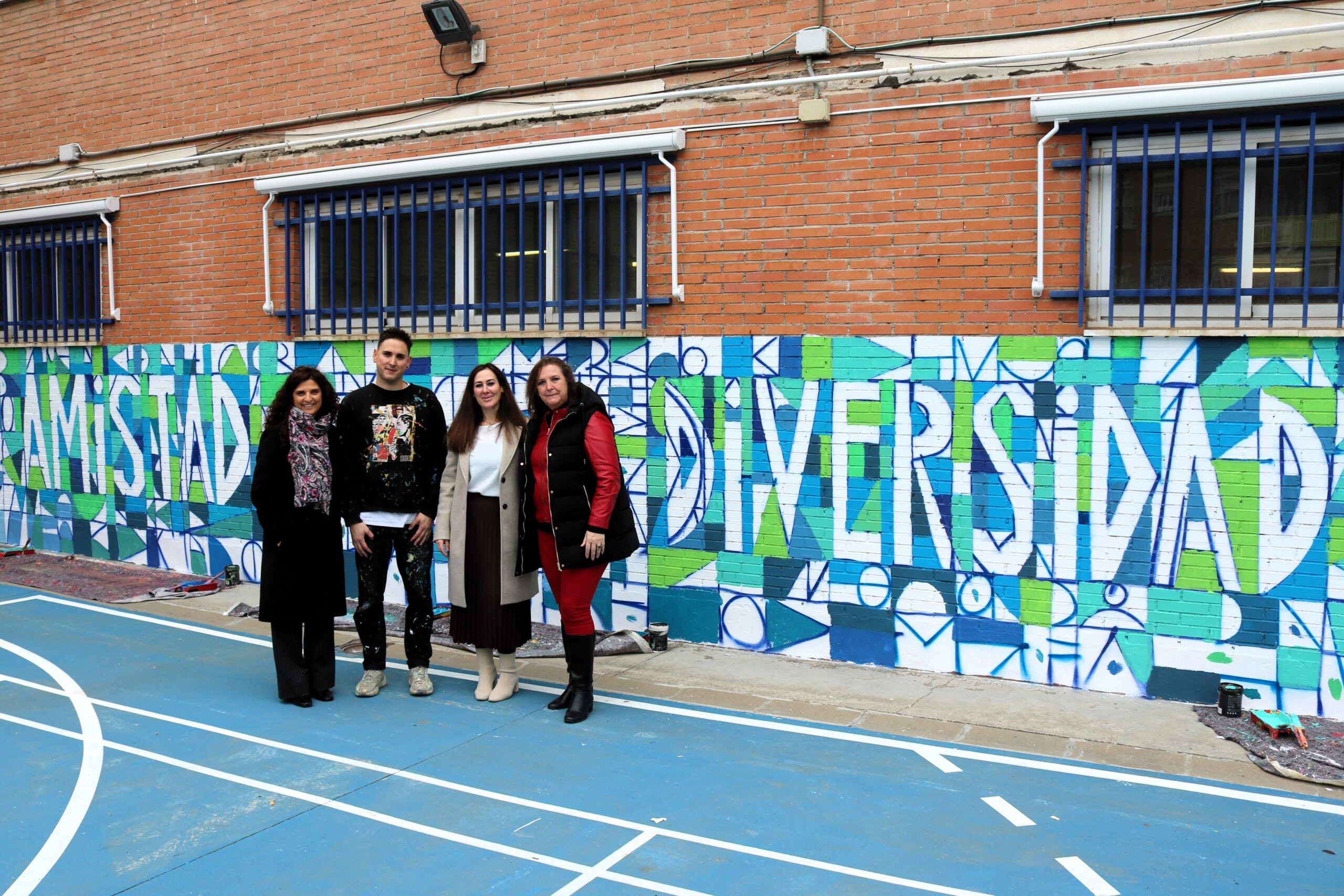 Los estudiantes del colegio Daoiz y Velarde plasman ‘Amistad y Diversidad’ en un mural memorable.