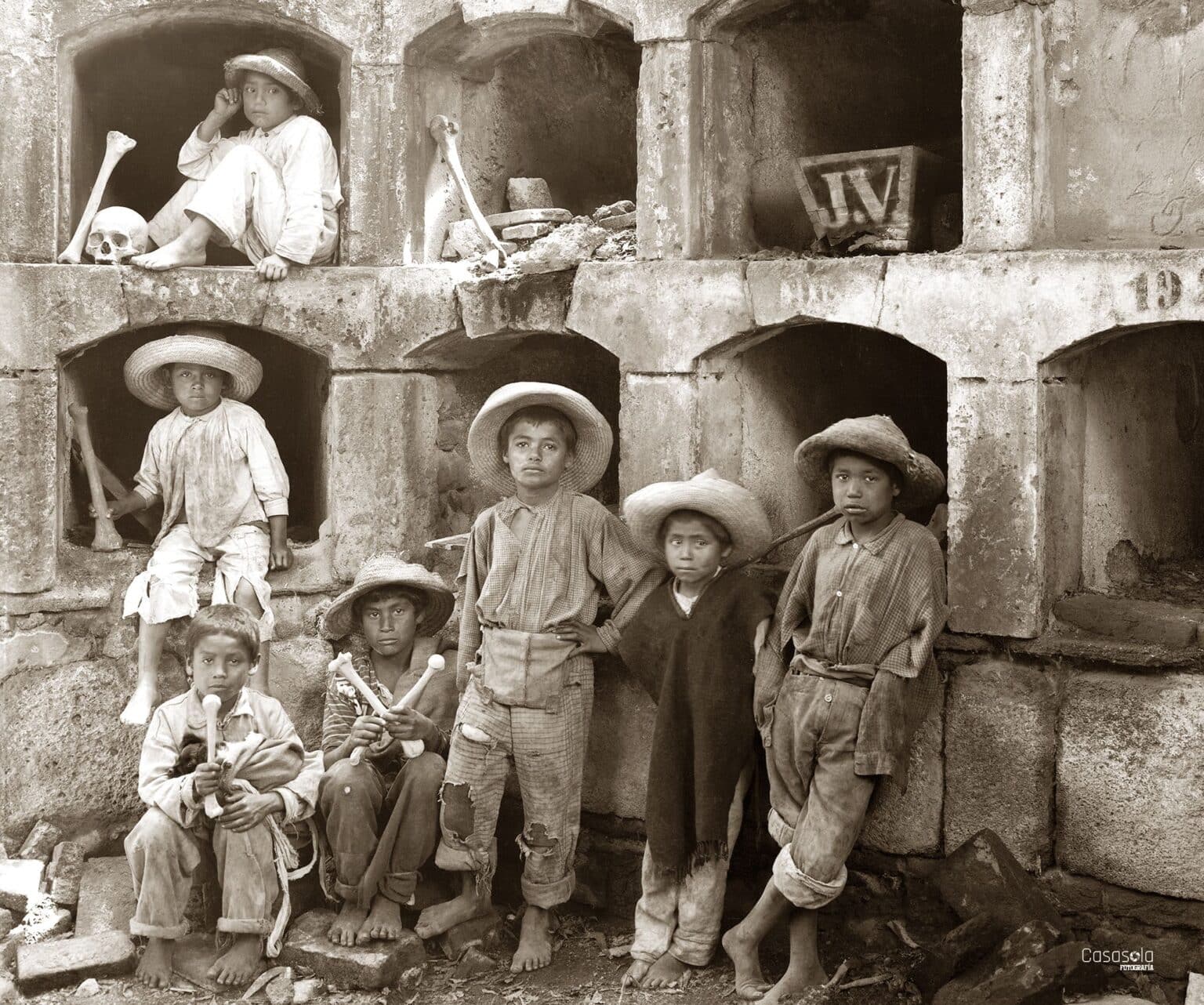 México en Blanco y Negro: Una Fusión Temporal de Imágenes Históricas y Arte Moderno en Madrid