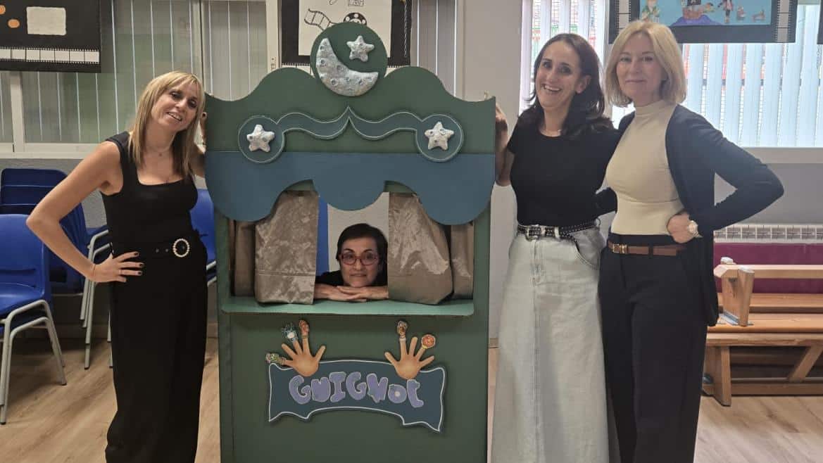 Personal del Centro de Salud Trueta Regala Teatro Guiñol a Escuela de Alcorcón 1 Profesionales donan un teatro guiñol a un colegio público de alcorcón