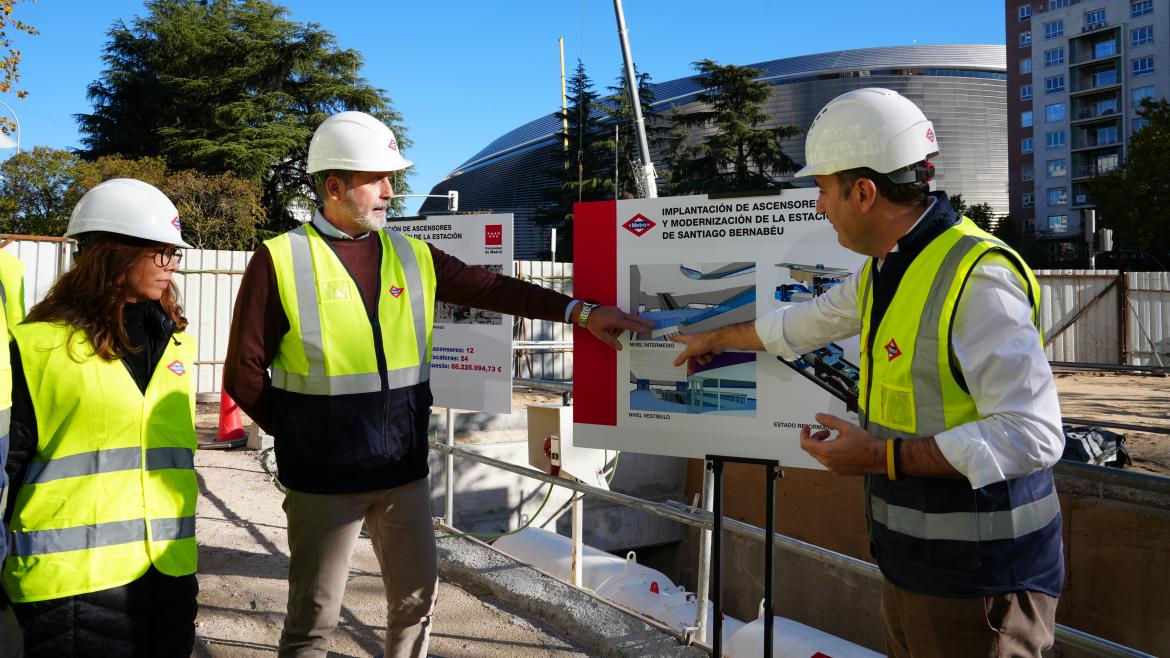 El viceconsejero José María García durante su visita a las obras
