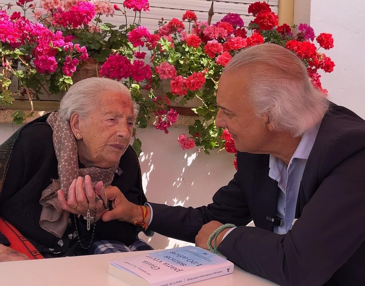 Teresa Fernández, a Sus 112 Años, Se Corona como la Persona Más Longeva de España, Acompañada por el Doctor de la Peña