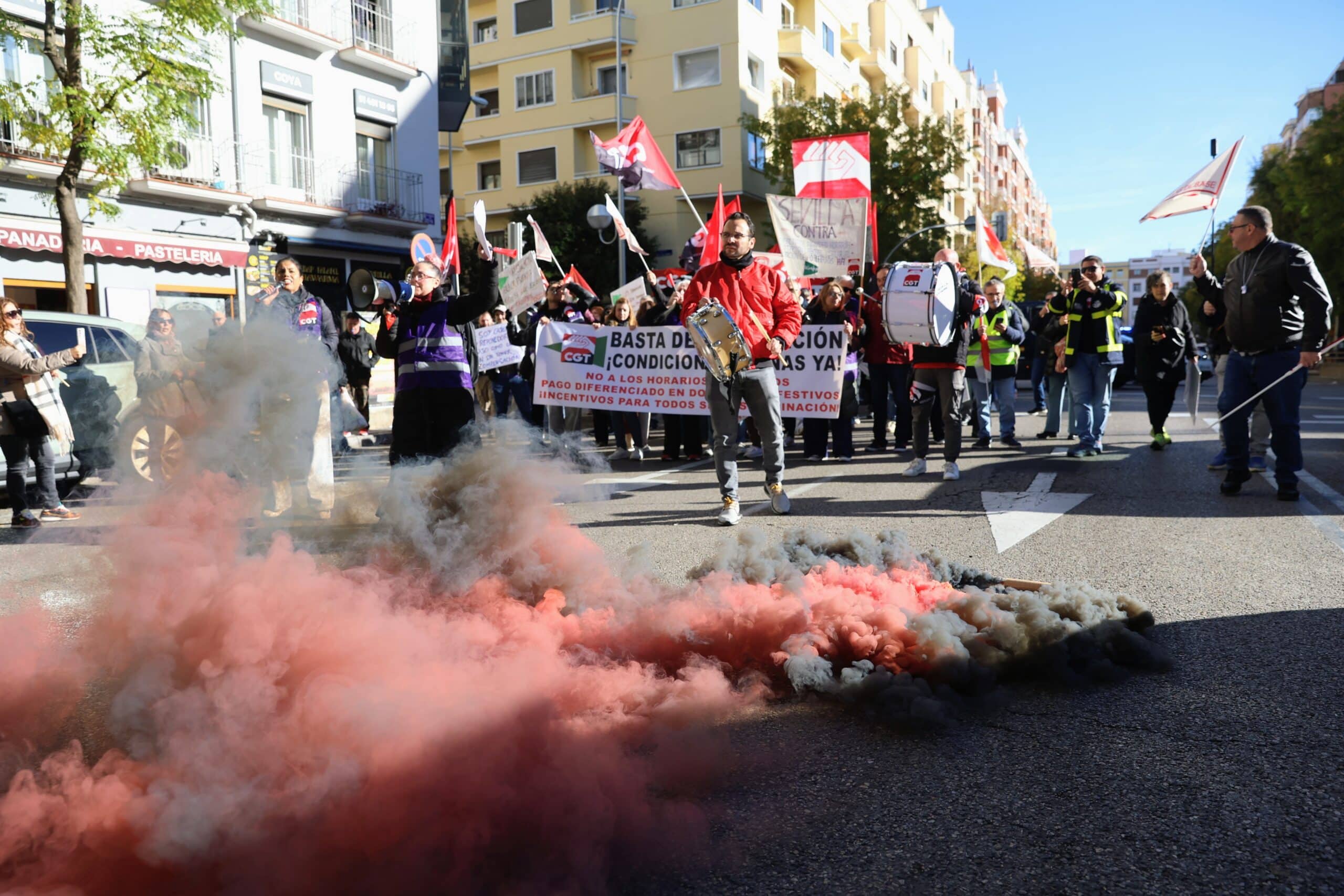 Trabajadoras del Corte Inglés se movilizan para reivindicar mejoras laborales frente a sus establecimientos