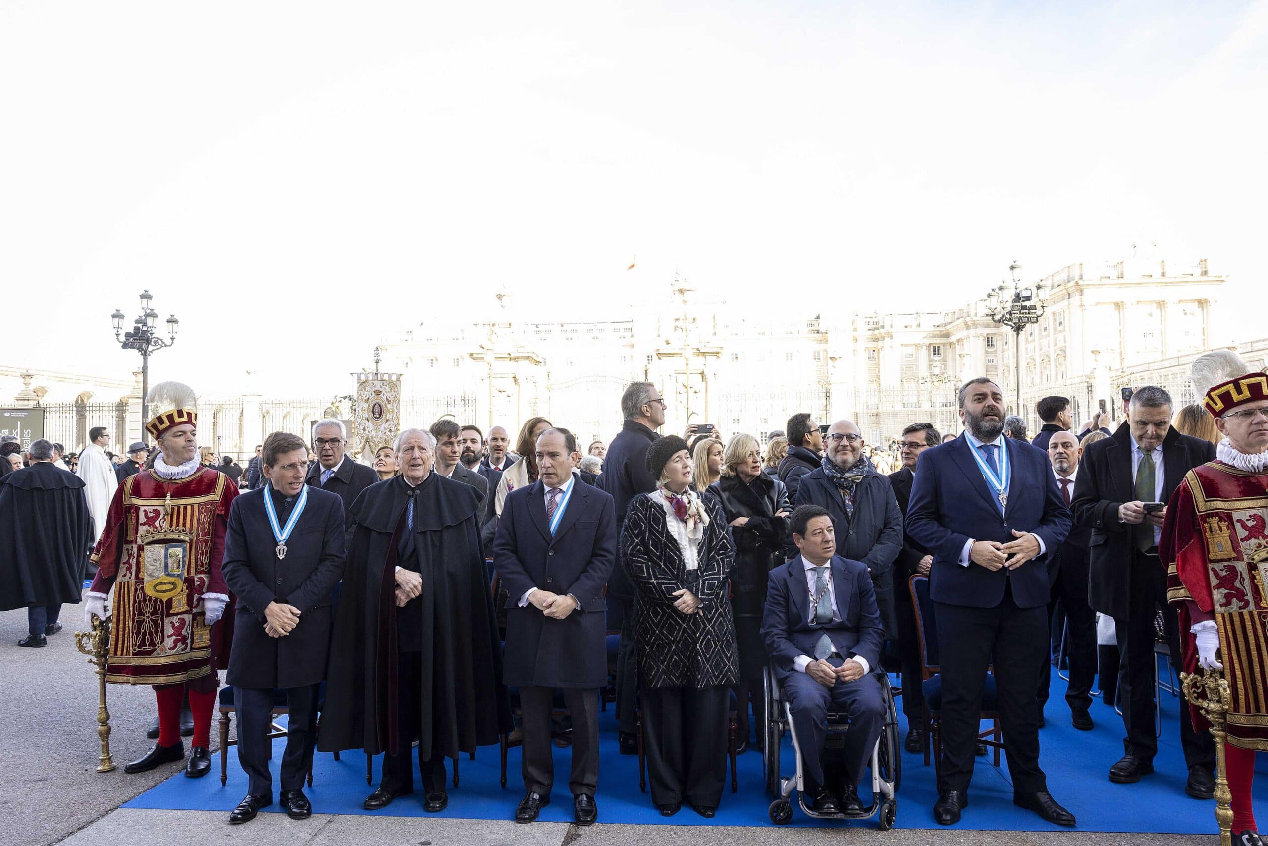 Almeida Solicita a la Virgen de la Almudena Protección para las Familias Madrileñas como Refugio Vital