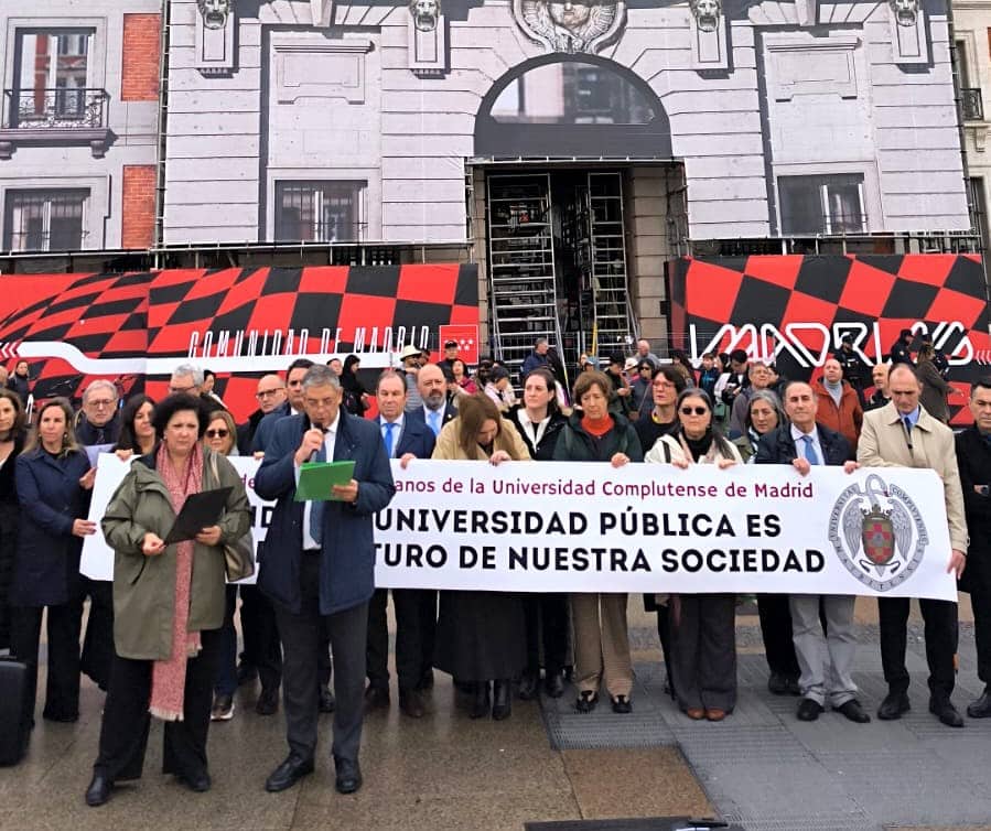 Los decanos de la UCM se concentran en la Puerta del Sol en defensa de la Universidad Pública