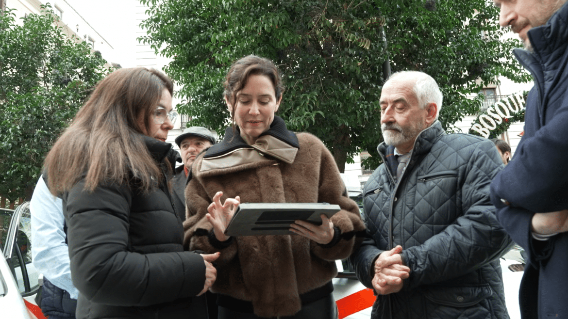 Díaz Ayuso Agradece a los Taxistas su Contribución al Espíritu Navideño de Madrid