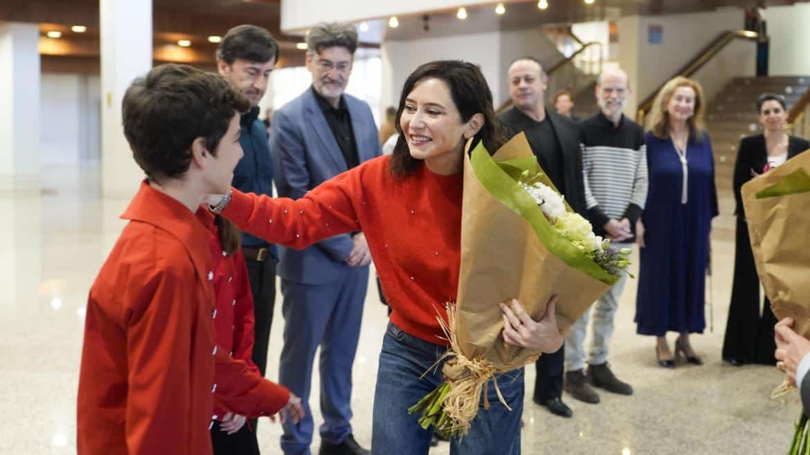 Díaz Ayuso Celebra el 25º Aniversario del Coro de Niños y Jóvenes de la Comunidad de Madrid en Concierto Conmemorativo