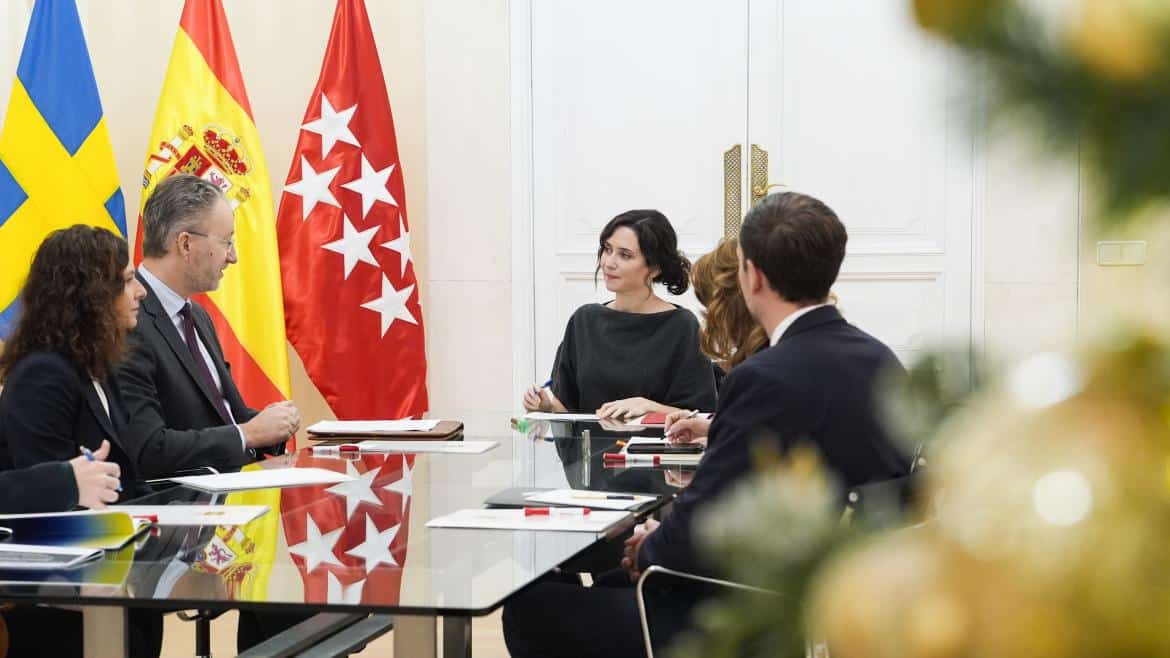 La presidenta Isabel Díaz Ayuso y el embajador de Suecia