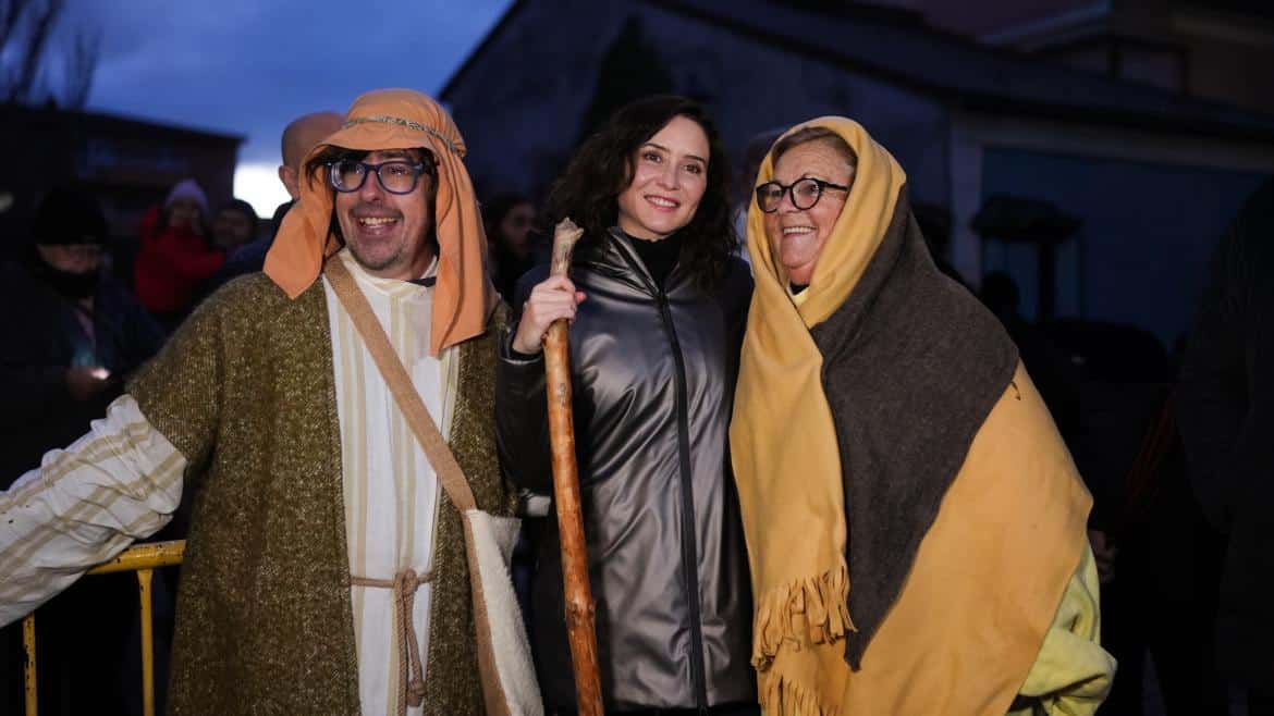 Díaz Ayuso Destaca la Autenticidad de la Navidad en el Belén Viviente de Buitrago del Lozoya