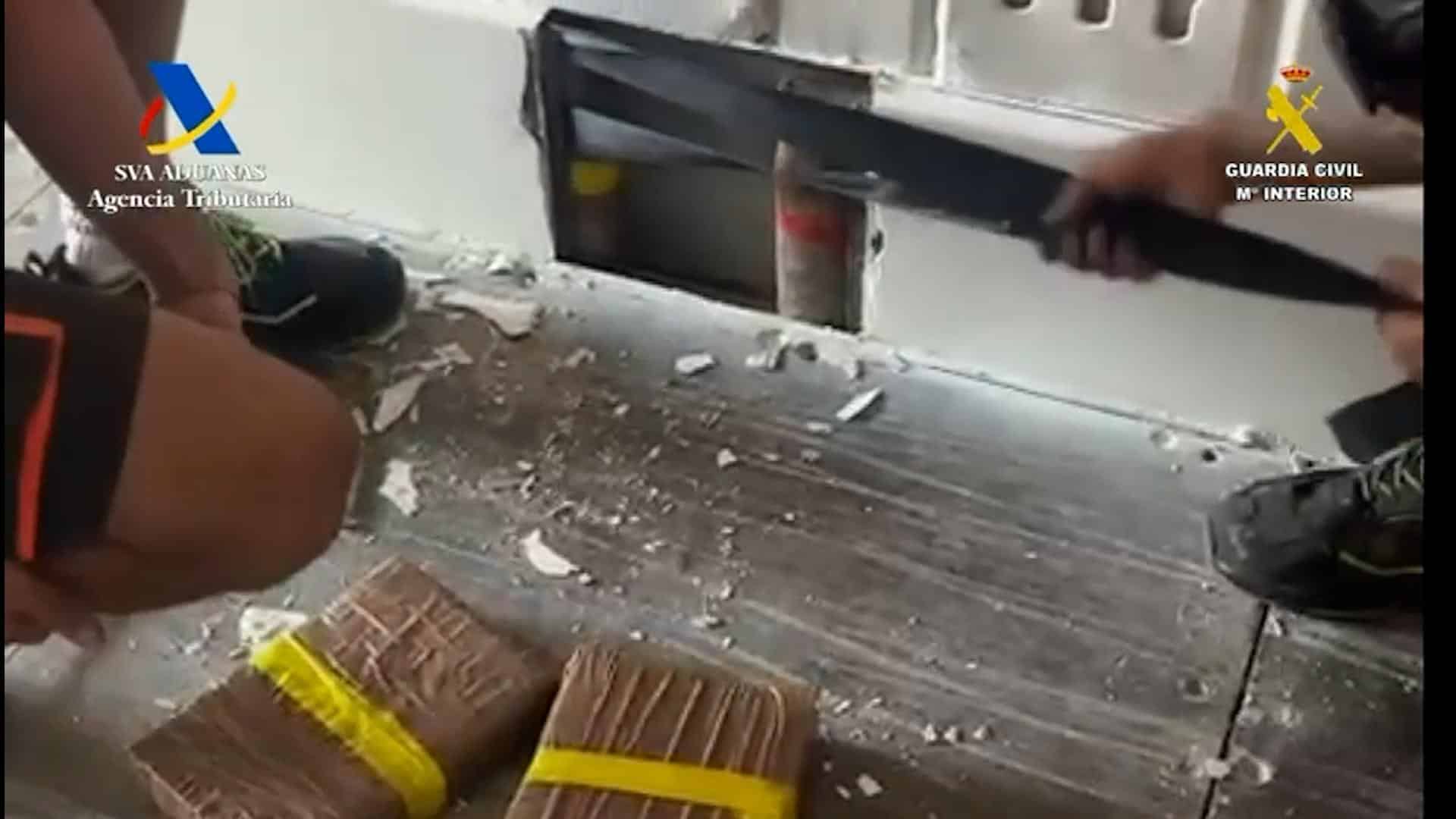 Dicha colaboración entre la Guardia Civil y la Agencia Tributaria logra incautar más de 2.100 kilos de hachís en el puerto de Algeciras