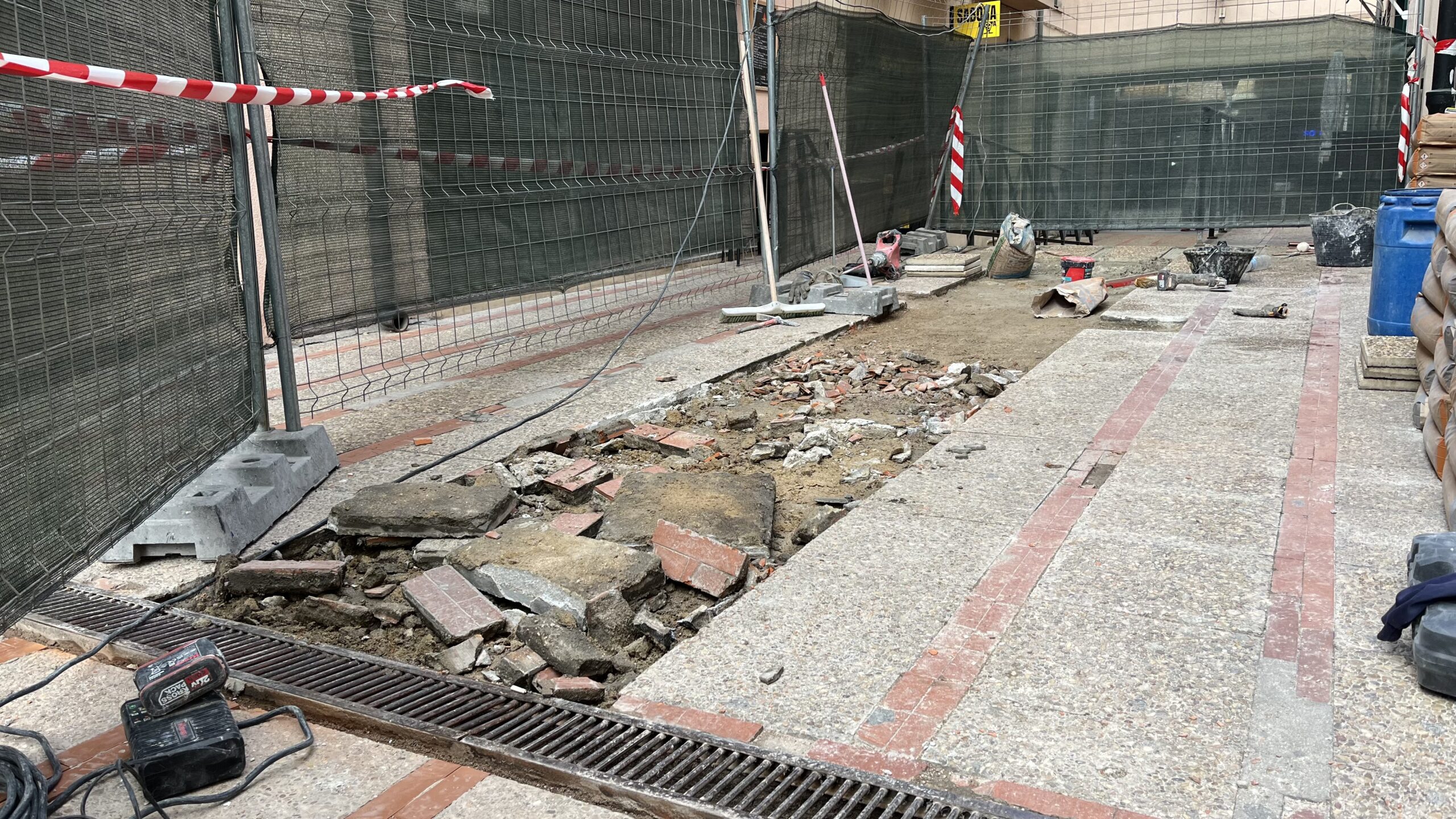 El Ayuntamiento de Alcalá destina 48.000 euros a la reparación del pavimento en la Plaza de los Irlandeses.