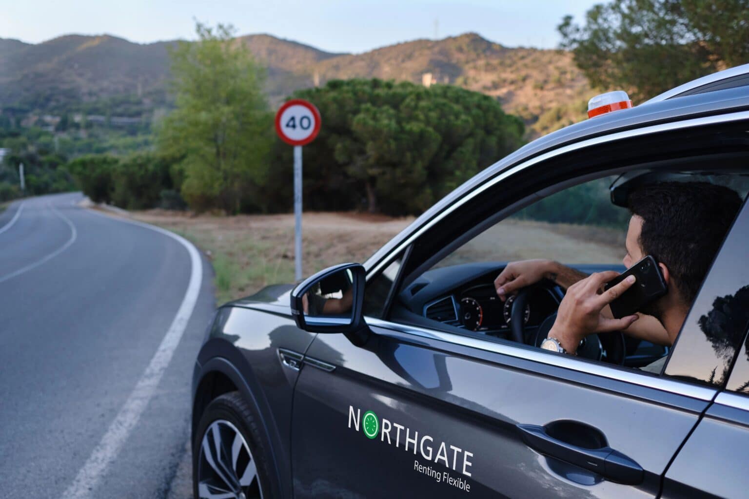Guía práctica para conductores sobre las luces conectadas V-16, la nueva señal de emergencia obligatoria en carretera