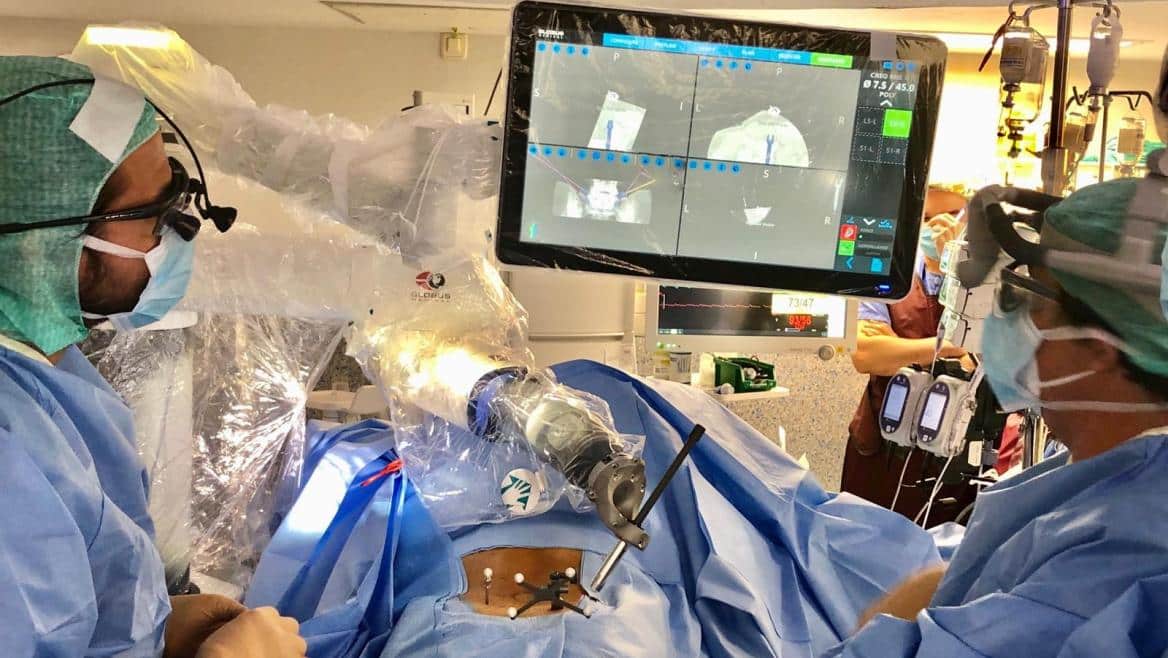 Innovadora Cirugía Robótica en Madrid: Adolescente con Escoliosis es Operado con Éxito por Primera Vez en España