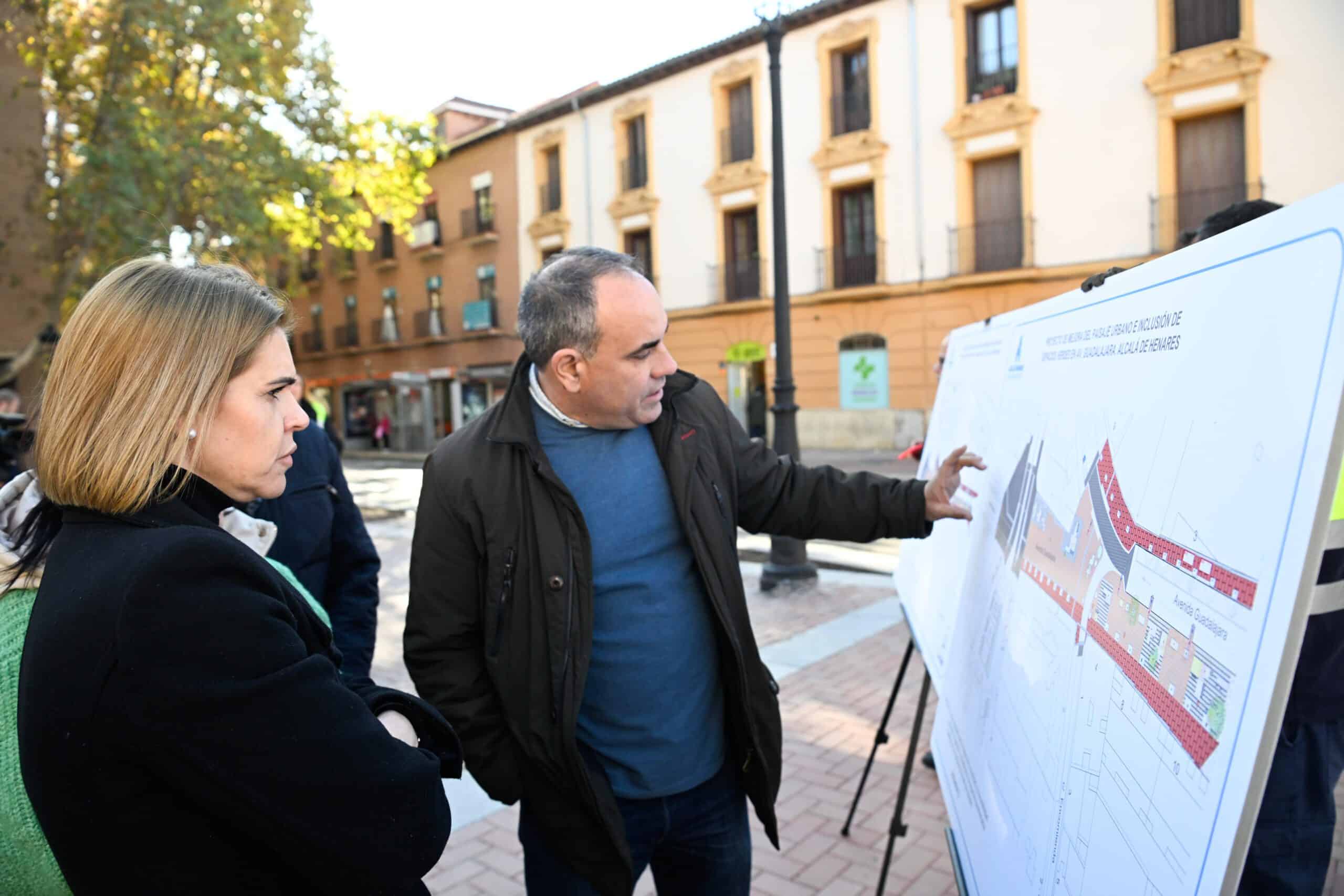 Judith Piquet Presenta la Renovada Plaza de los Cuatro Caños con su Icónica Fuente en un Espacio Mejorado para los Vecinos.