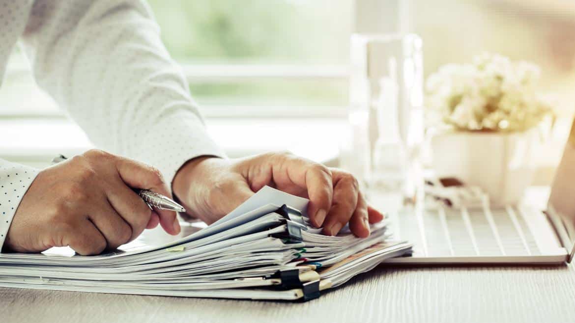 Hombre portando documentos