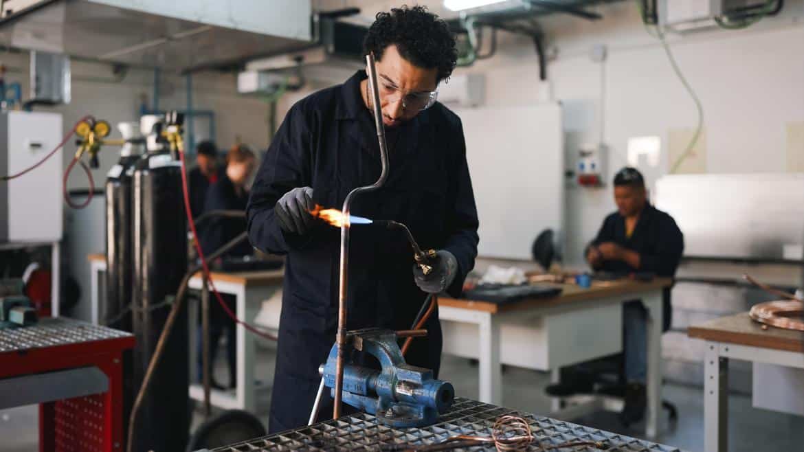 La Comunidad de Madrid impulsa la formación laboral con inversión millonaria en centros de innovación y capacitación