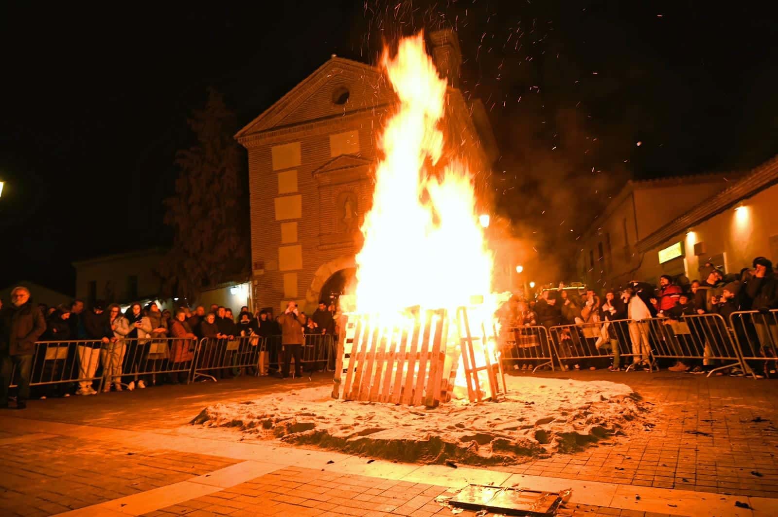 La Hoguera de Santa Lucía Ilumina el Fin de Semana en Alcalá