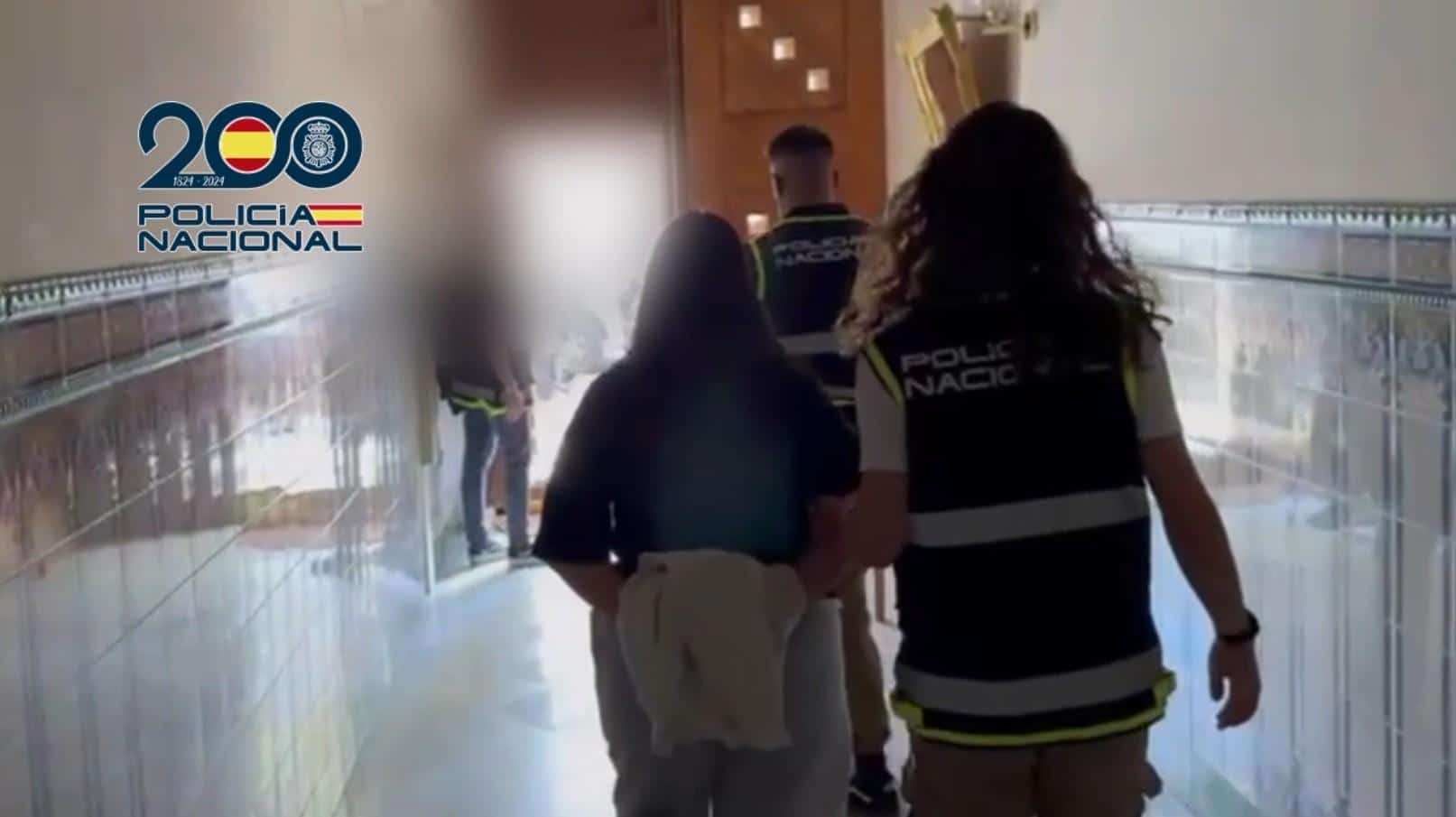 La Policía Nacional captura a una pareja de cibercriminales en Barcelona por estafas mediante smishing en un centro de operaciones en un domicilio