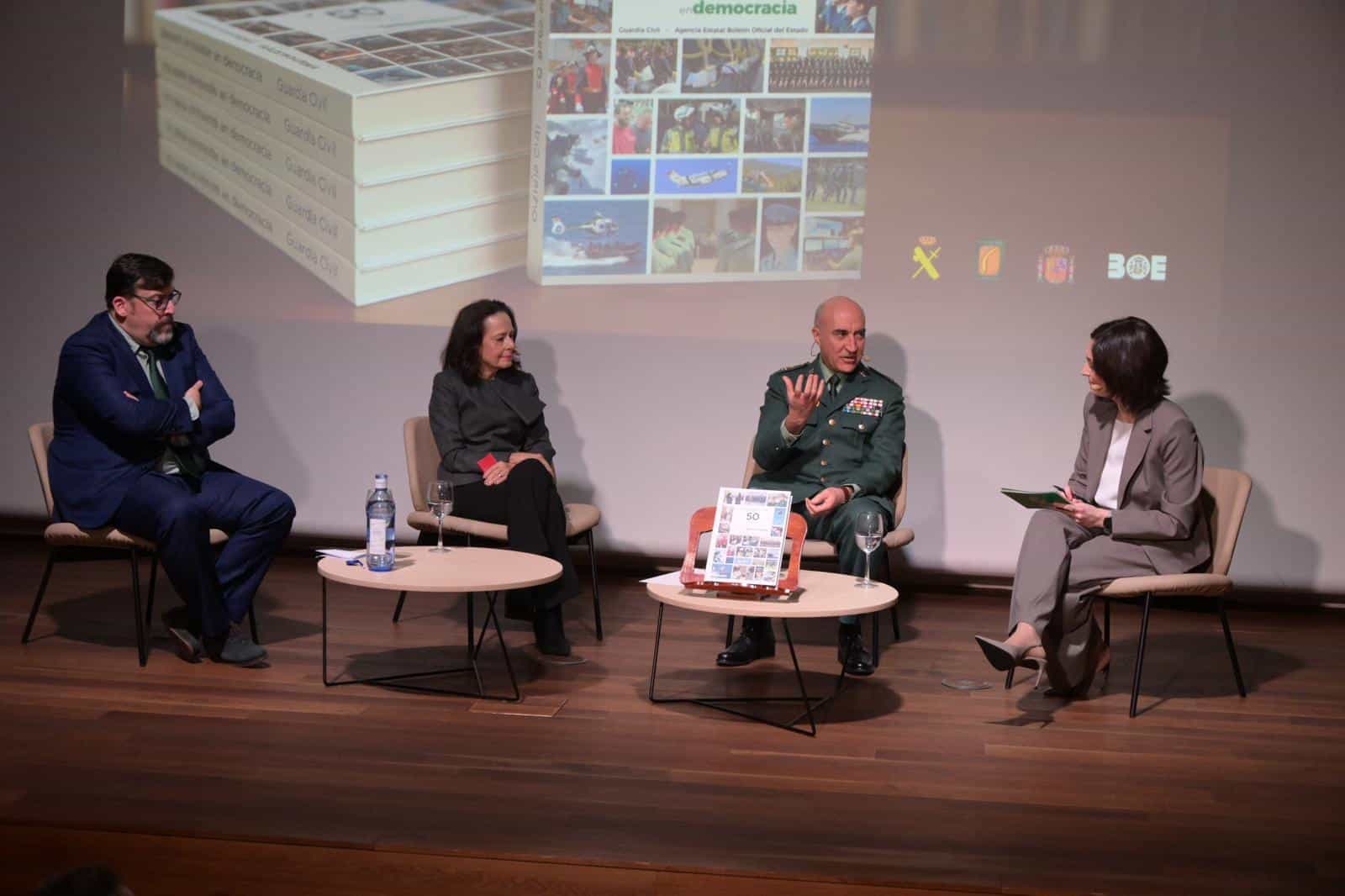 Mercedes González, directora general, preside la presentación del libro sobre los 50 años de servicio de la Guardia Civil en democracia