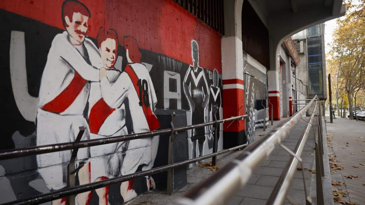 Murales Históricos Adornan el Estadio de Vallecas en Honor al Rayo Vallecano