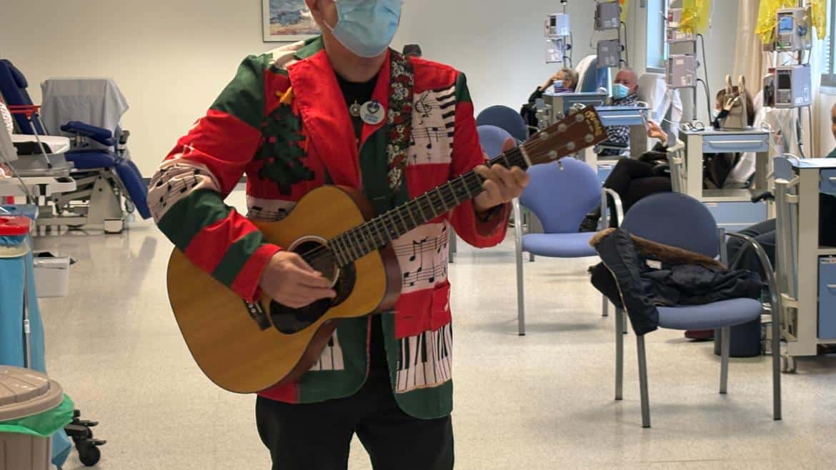 Música en Vivo para Pacientes del Hospital Infanta Cristina: Un Concierto de Esperanza en Tratamientos Ambulatorios