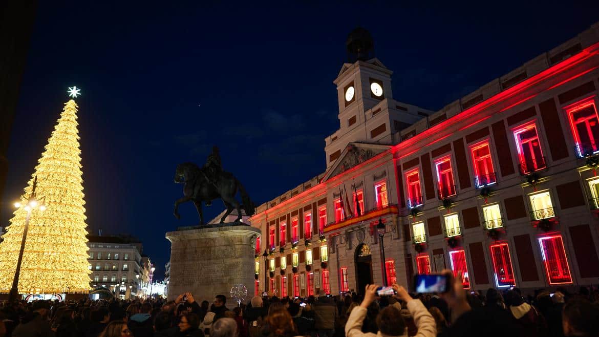 Proyección de la Bandera Nacional en la Real Casa de Correos para el Día de la Constitución en Madrid