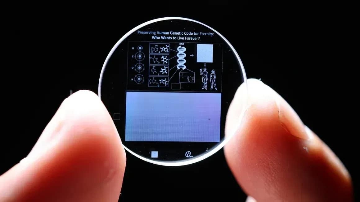 Revolución en los Centros de Datos: El Disco de Vidrio 5D que Promete Conservar el Futuro del Almacenamiento Digital