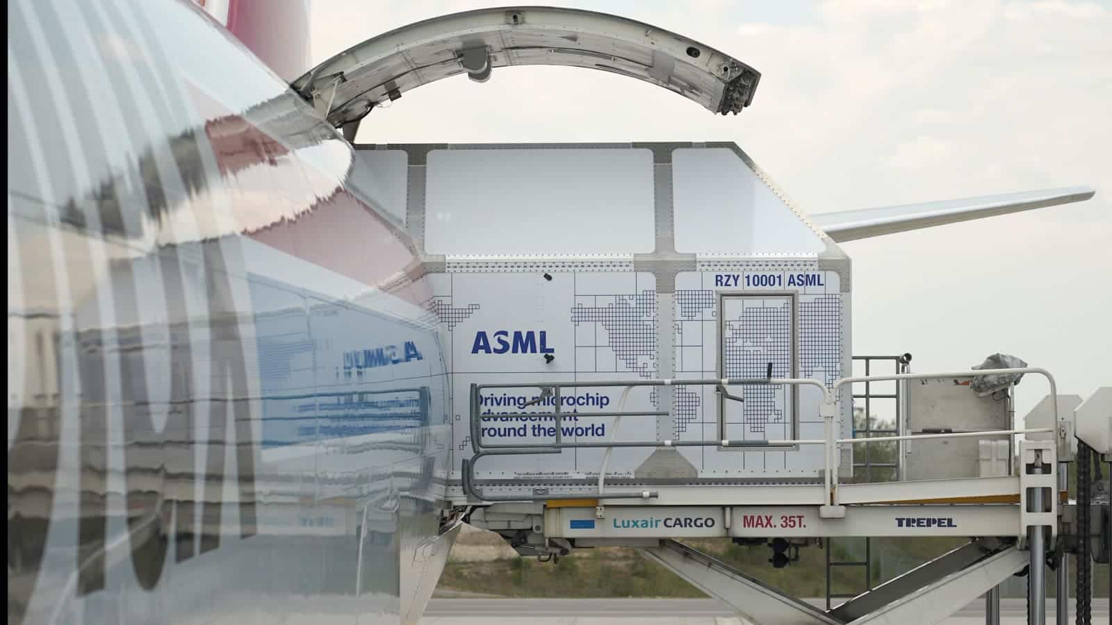 ASML Supera Expectativas con Pedidos Récord para 2025, Pero Planea Recortar 1,700 Empleos