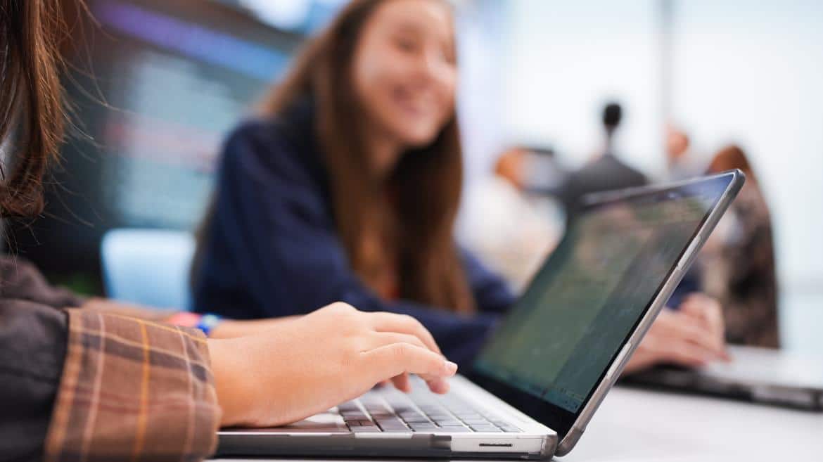 Ampliación de Cursos de Formación para 200.000 Empleados Públicos en la Comunidad de Madrid para Mejorar Servicios