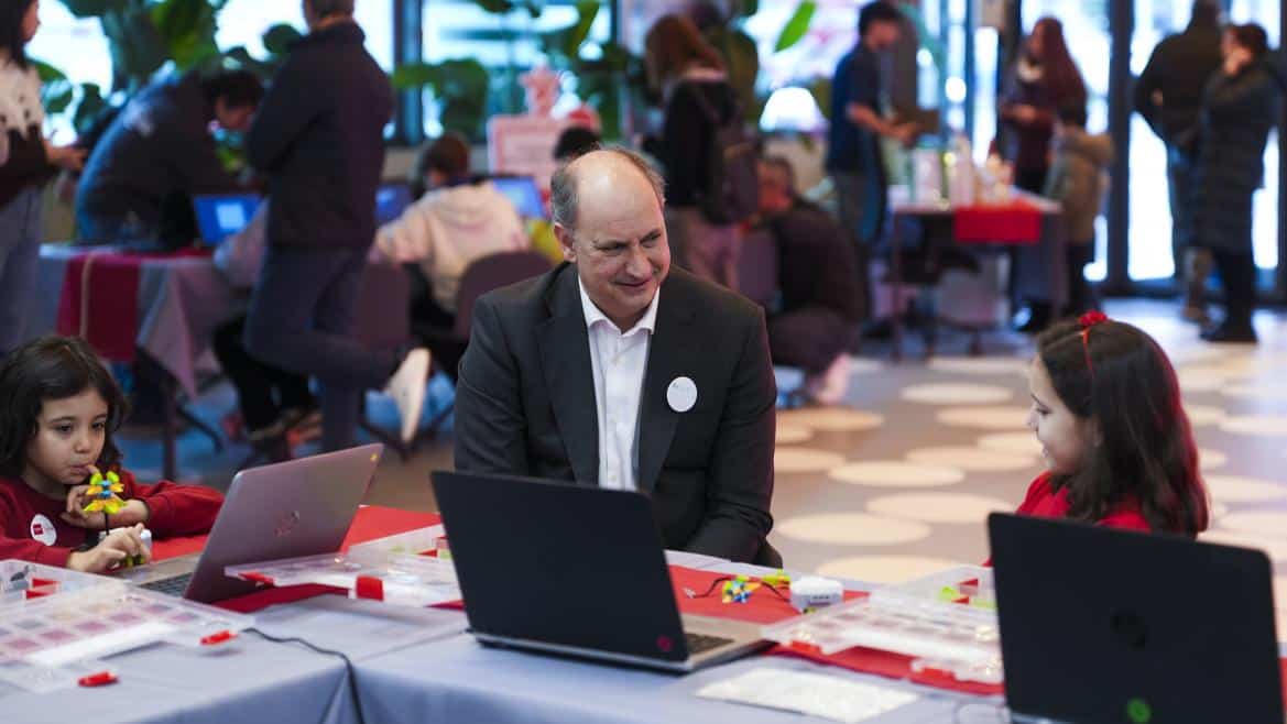 Centro de Innovación Digitaliza Madrid: Más de 1.100 Niños Disfrutan de Juegos Interactivos Navideños