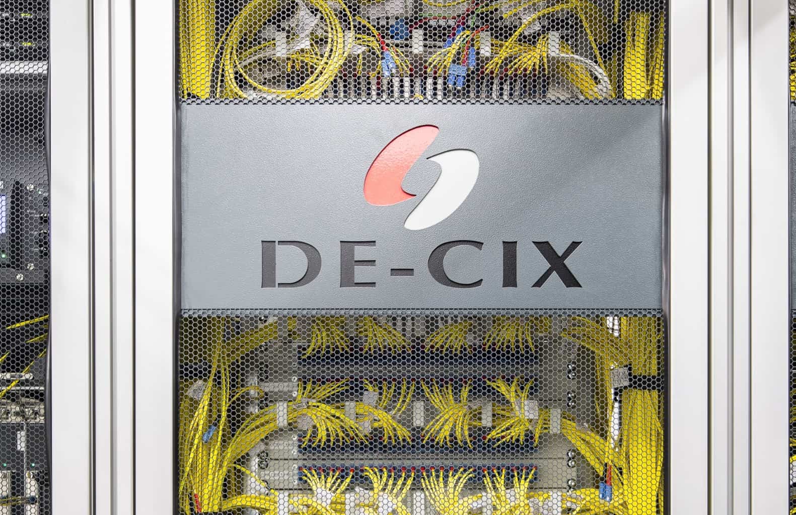 Década de DE-CIX Madrid: Un Análisis del Tráfico y los Retos de los Puntos Neutros en España