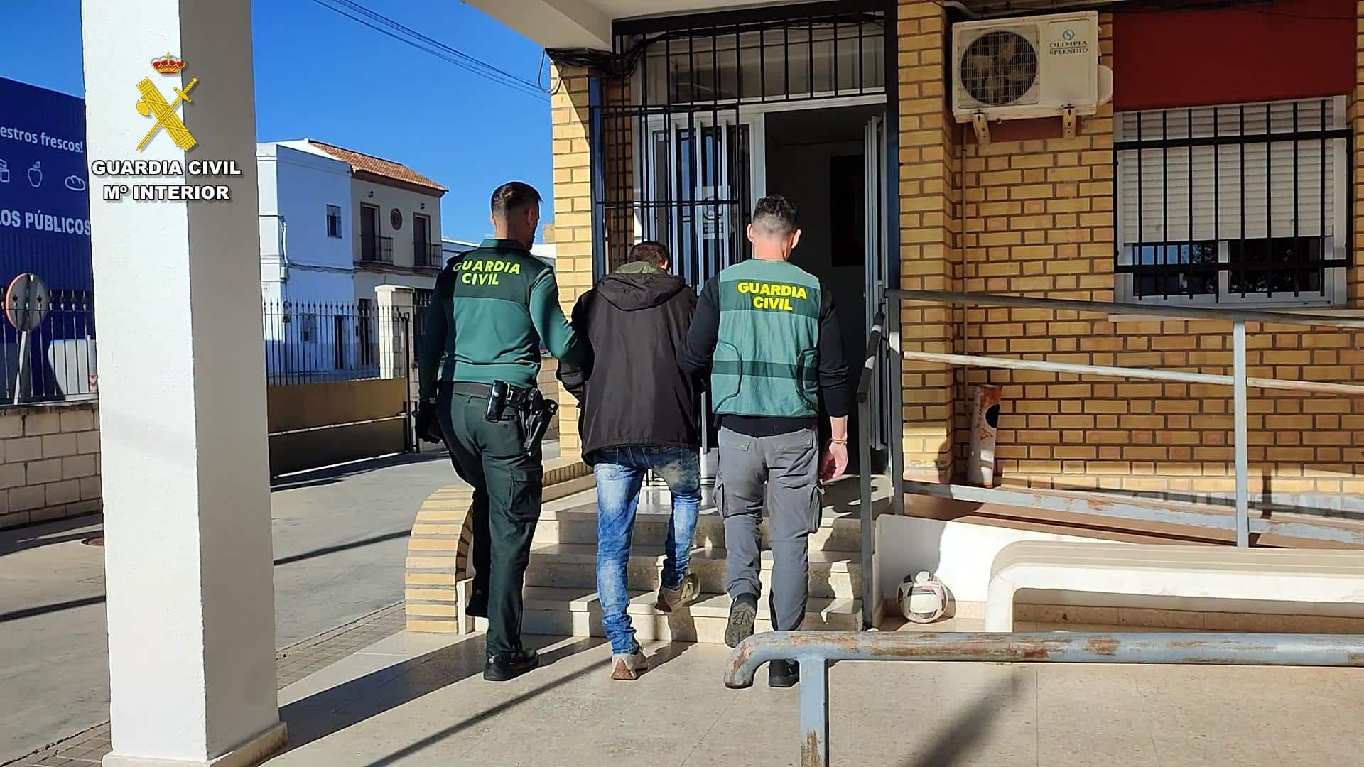 Detienen a un hombre por agredir a un propietario y a su hijo menor en un intento de robo