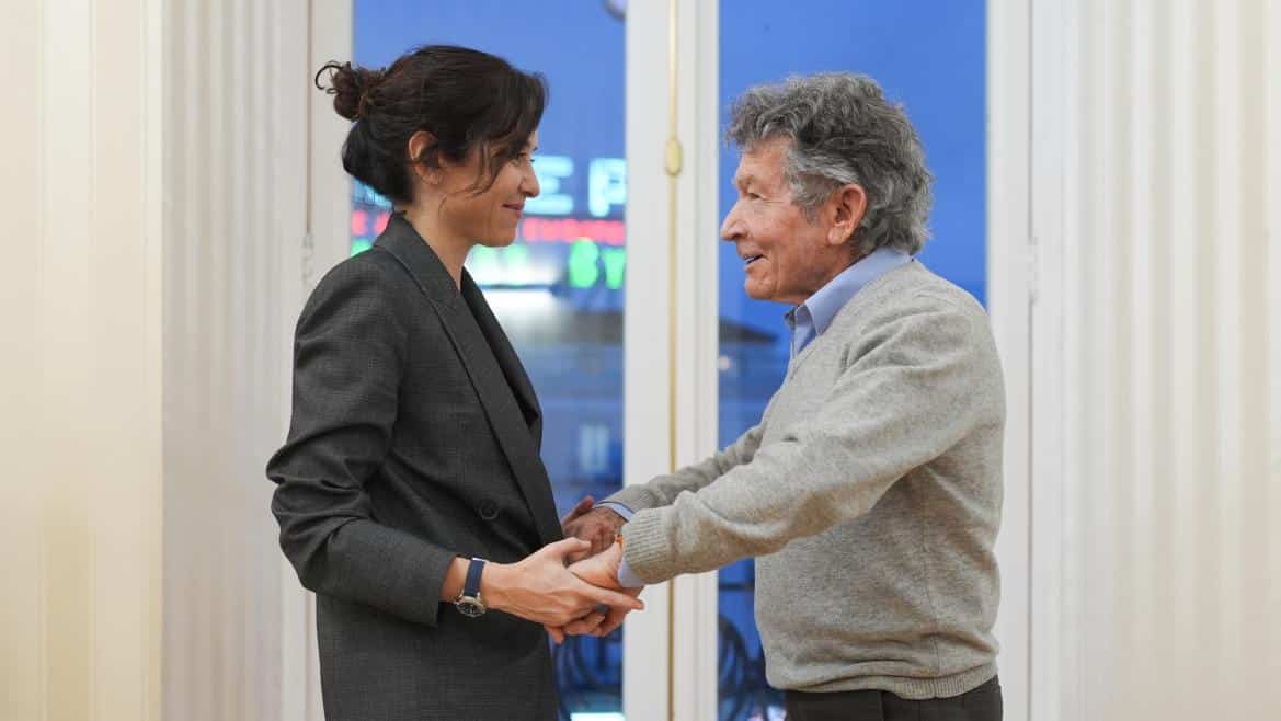 Díaz Ayuso Felicita al Alpinista Carlos Soria por su Éxito en el Manaslu a los 86 Años
