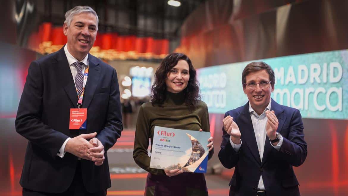 Díaz Ayuso Recibe Premio al Mejor Estand de FITUR 2026 para la Comunidad de Madrid