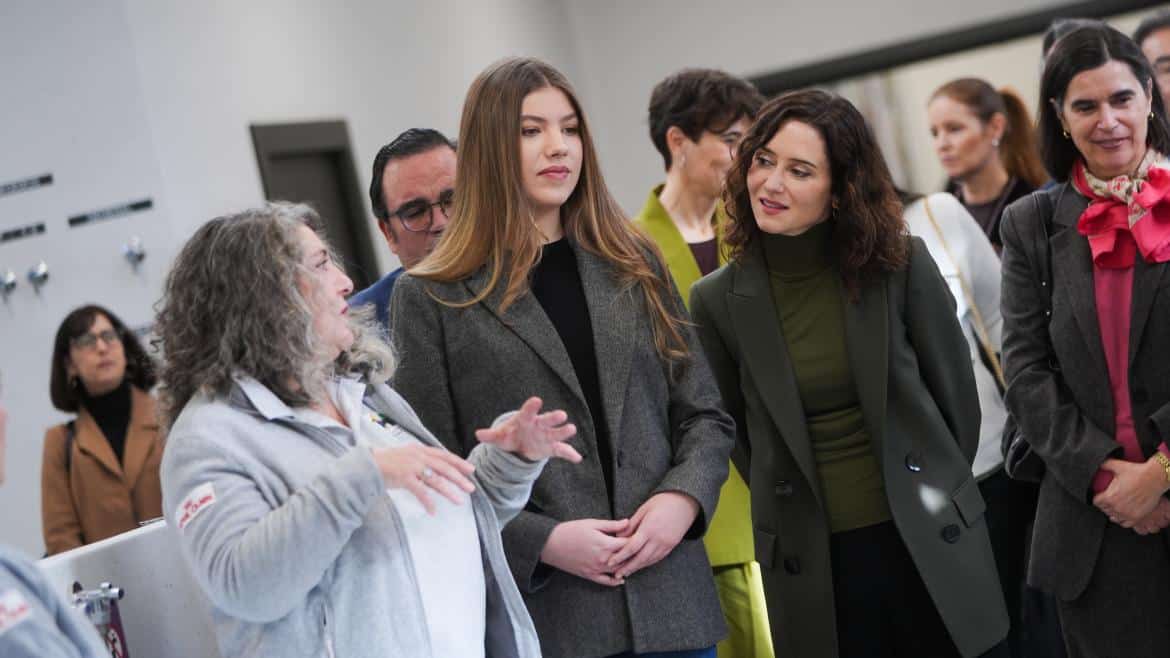 La presidenta Isabel Díaz Ayuso durante su visita al nuevo hospital
