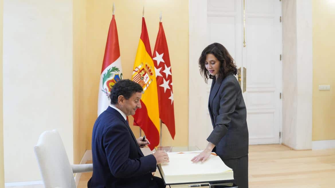 Díaz Ayuso da la bienvenida al alcalde de Lima en la Real Casa de Correos
