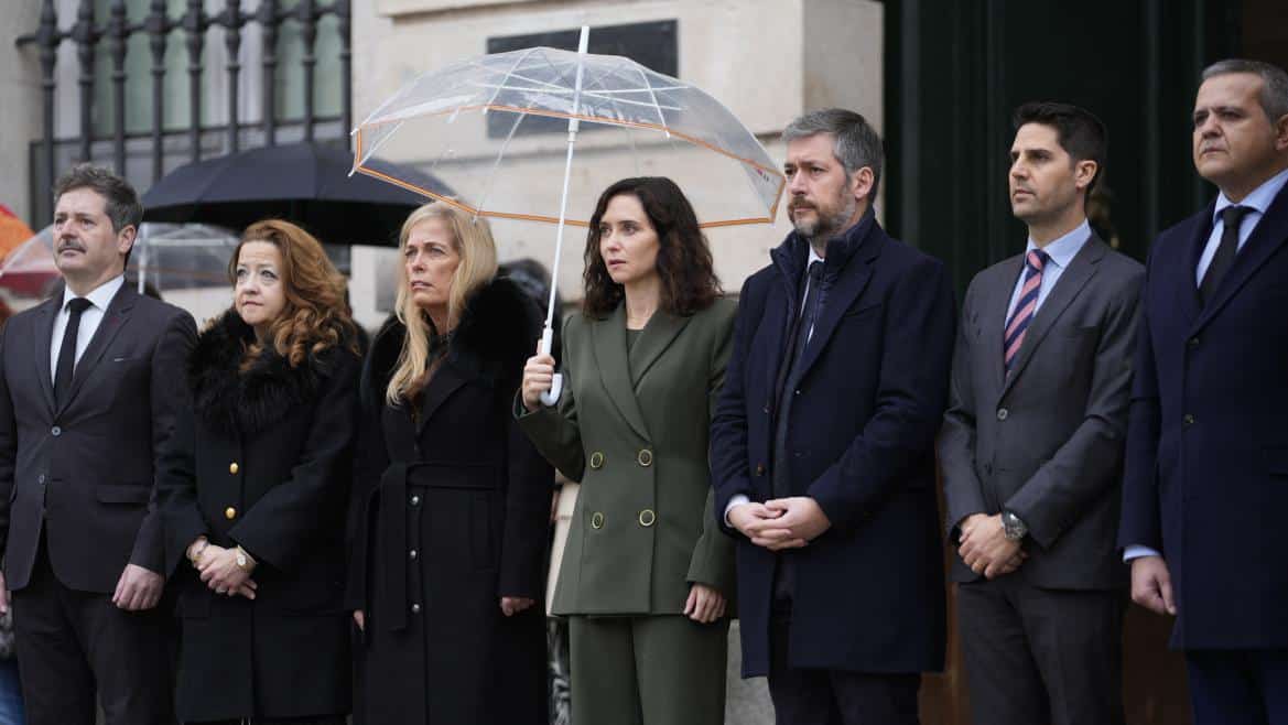 Díaz Ayuso rinde homenaje a las víctimas de accidentes ferroviarios en Adamuz y Gelida con un minuto de silencio