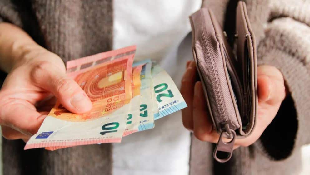 El 72% de los Españoles Opta por el Efectivo para Controlar sus Finanzas