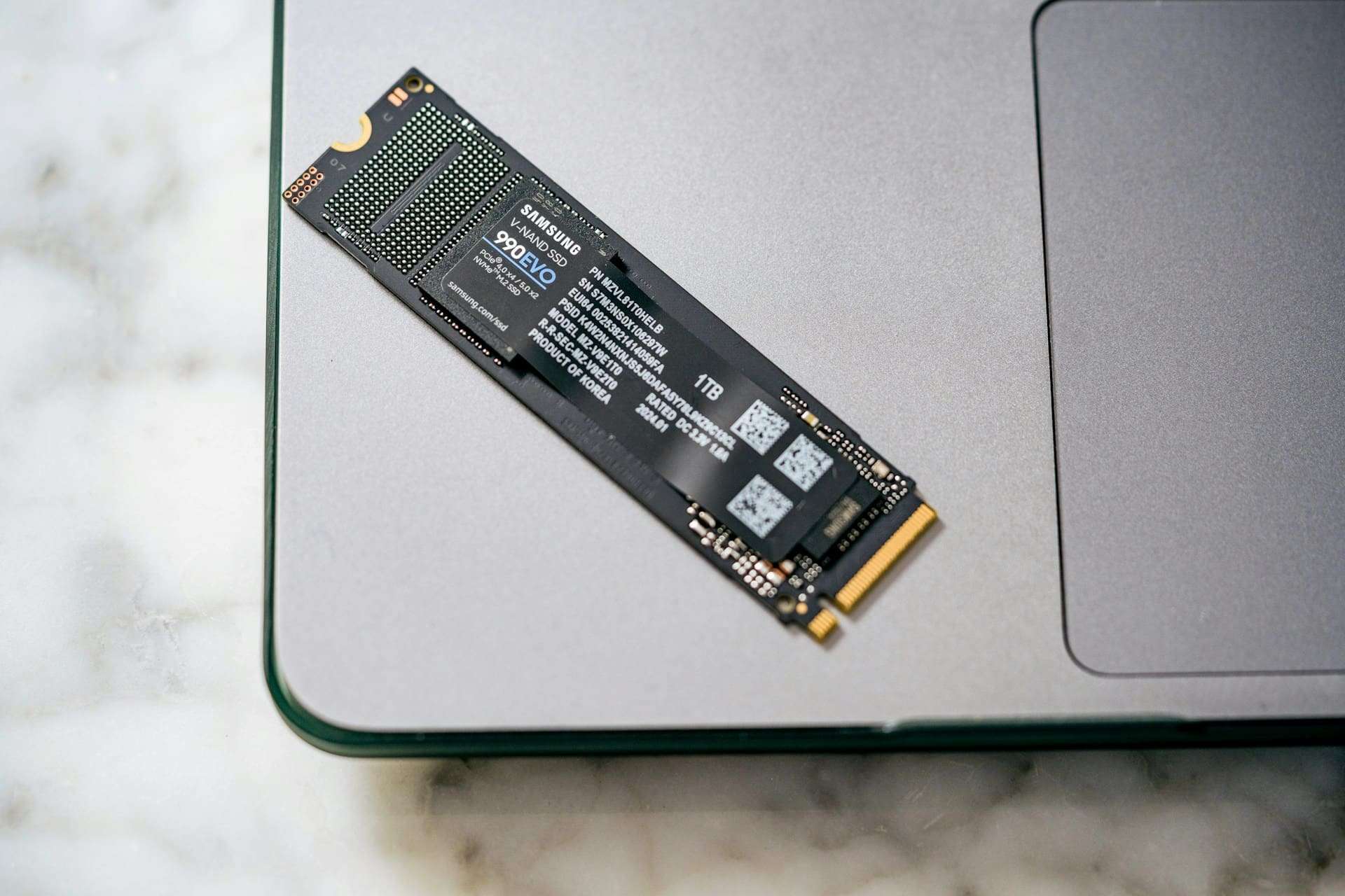 El Ascenso de los SSD de 8 TB: Precios se Equiparan al Oro en Europa en Medio de la Crisis de Memoria en 2026