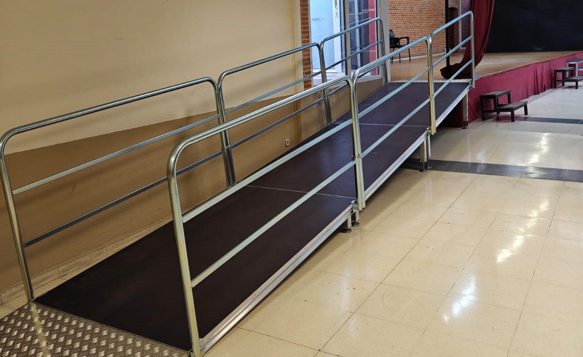 El Ayuntamiento de Alcalá impulsa la accesibilidad del salón de actos en el Centro de Comunidades