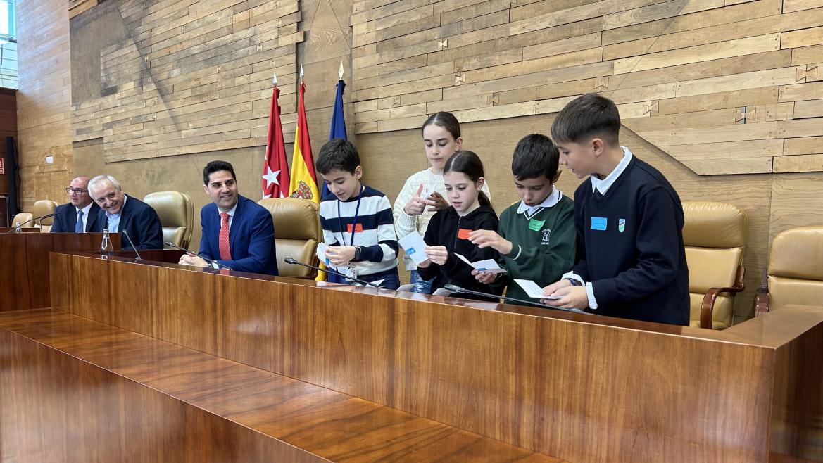 Estudiantes de Madrid se Convierten en Legisladores por un Día en Iniciativa Educativa