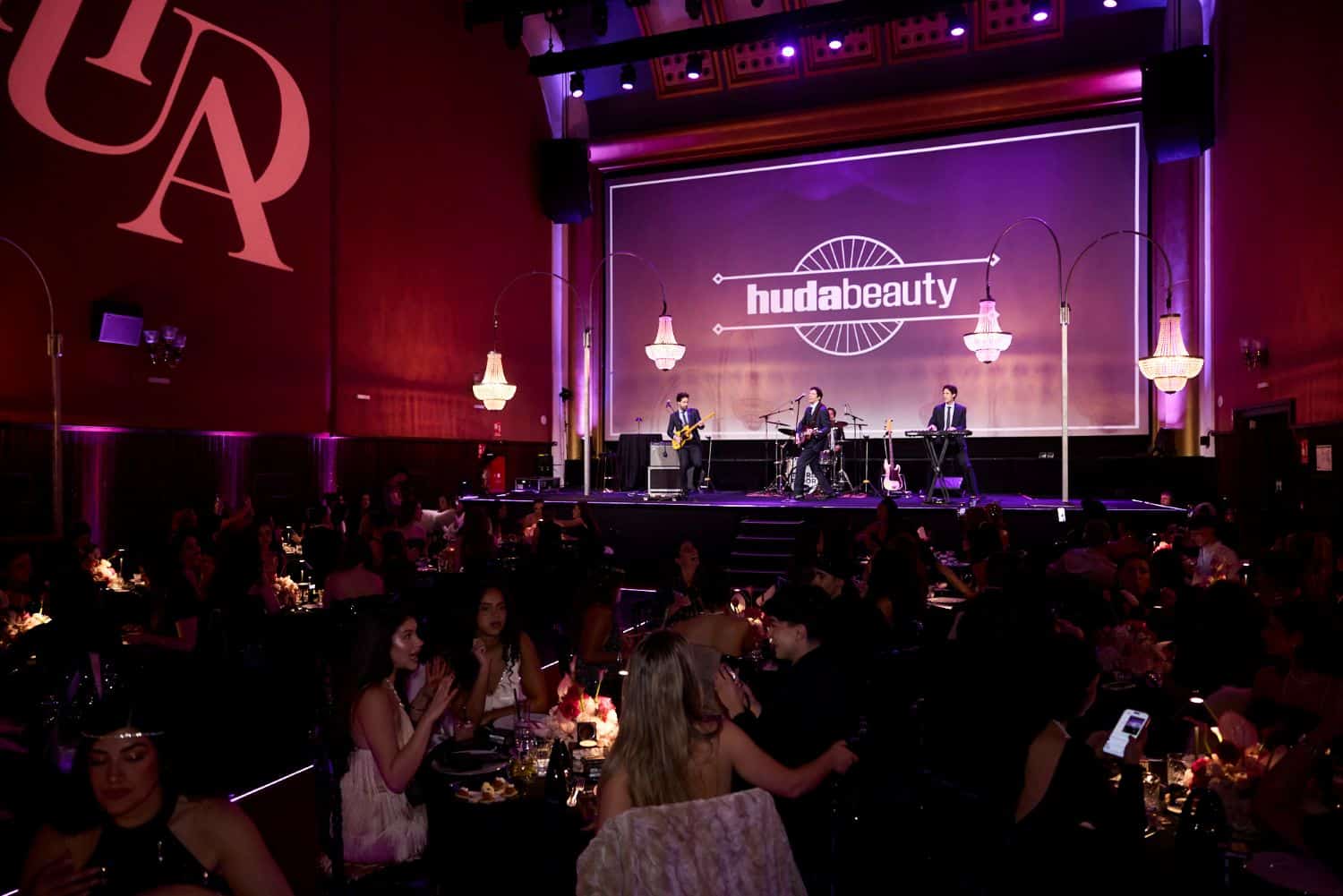 Huda Beauty convierte Cines Callao en un exclusivo cabaret de los años 20