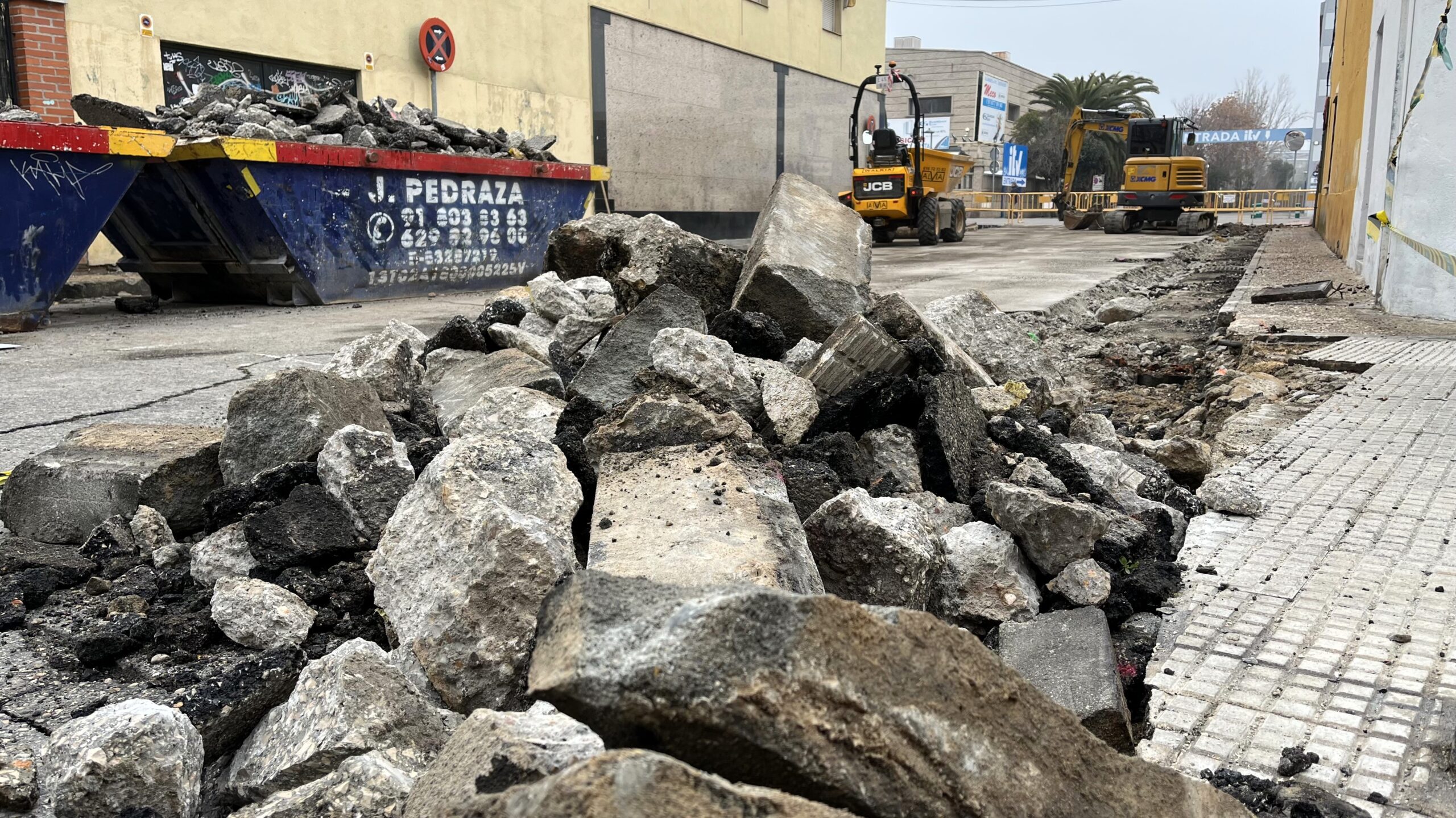 Inician mejoras de accesibilidad y seguridad peatonal en la calle Tuy con inversión superior a 30.000 euros.