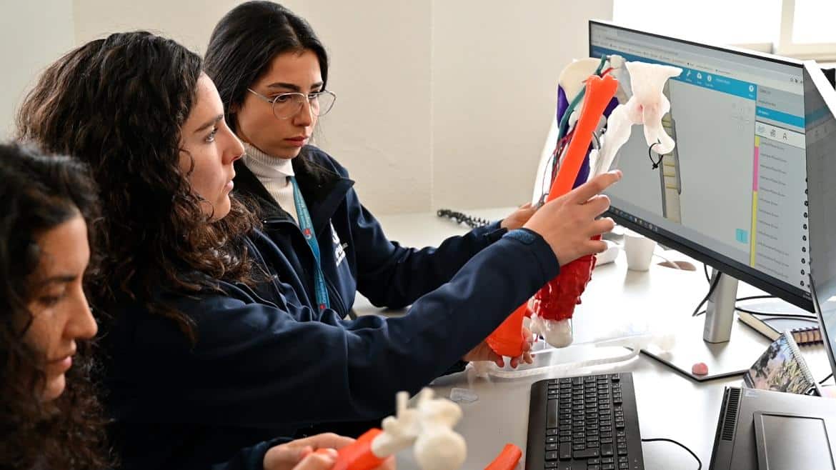 Innovadora Técnica en Sanidad Madrileña Consigue Salvar Pierna de Niño con Tumor Óseo Complejo Mediante Tibia de Donante Adulto
